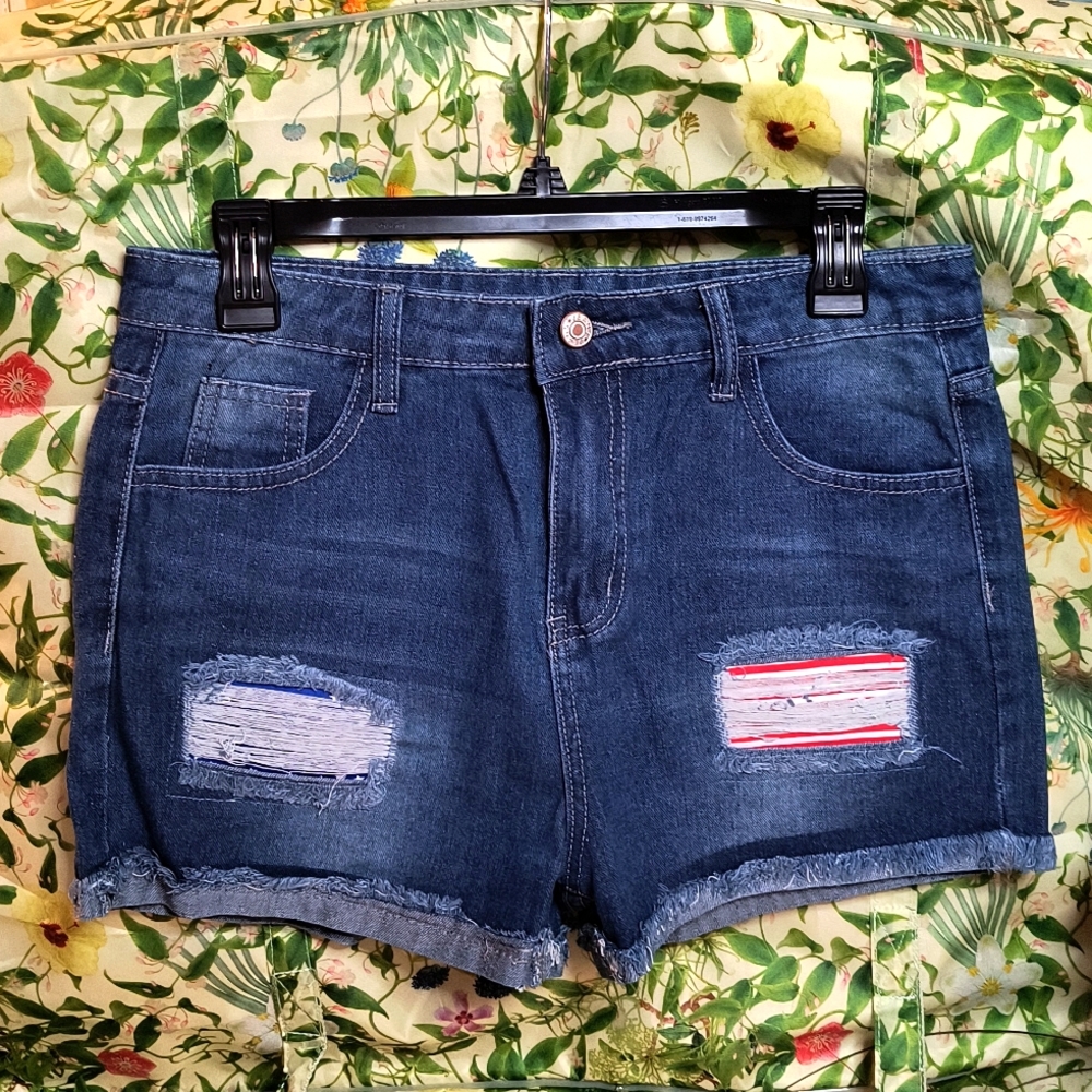Just in time for the 4th of July. NWT American flag patch distressed denim short - Picture 3 of 8